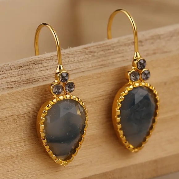 Smoky gray crystal in bright golden upside down teardrop earrings. NIP - Picture 4 of 7